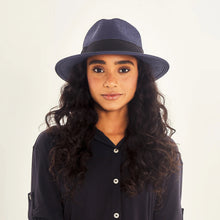 Lade das Bild in den Galerie-Viewer, Model Front: Uv Line Panamahut Hat Shanghai Imp Uni Navy Blue Upf50+