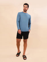 Lade das Bild in den Galerie-Viewer, Model Front: Uv Line Rashguard Longsleeve Uvpro Masc Indigo Upf50+