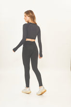 Lade das Bild in den Galerie-Viewer, Model Back: Uv Line Fitness-Shorts Legging Fit Aspen Black Upf50+