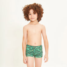 Lade das Bild in den Galerie-Viewer, Model Front: Uv Line Jungen-Badehose Swim Trunks Kids Leaves Upf50+
