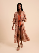 Lade das Bild in den Galerie-Viewer, Model Front: Uv Line Hemdblusenkleid Long Shirtdress Tie Dye Pitanga Upf50+