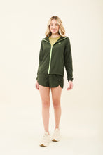 Lade das Bild in den Galerie-Viewer, Model Front: Uv Line Fitness-Cover-Up Bag-Foldable Windbreaker Jacket Verde Militar