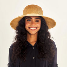 Lade das Bild in den Galerie-Viewer, Model Front: Uv Line Schlapphut Hat Santorini Imp Fem Wheat Upf50+