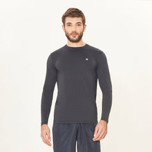 Lade das Bild in den Galerie-Viewer, Model Front: Uv Line Rashguard Longsleeve Uv X Pro Preto Upf50+