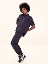 Lade das Bild in den Galerie-Viewer, Model Front: Uv Line Hemdblusenkleid Shirt Copa Black Upf50+