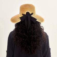 Lade das Bild in den Galerie-Viewer, Model Back: Uv Line Schlapphut Hat Santorini Imp Fem Wheat Upf50+