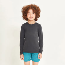Lade das Bild in den Galerie-Viewer, Model Front: Uv Line Rashguard Longsleeve Uvpro Kids Preto Upf50+