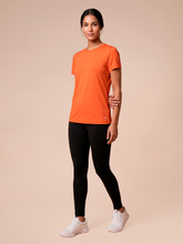 Lade das Bild in den Galerie-Viewer, Model Front: Uv Line Strandtop T-Shirt Uvpro Fem Pitanga Upf50+