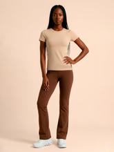 Lade das Bild in den Galerie-Viewer, Model Front: Uv Line Rashguard T-Shirt Fem New Fit Fem Sand Upf50+