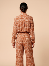 Lade das Bild in den Galerie-Viewer, Model Back: Uv Line Strandhosen Pants Meia Lua Tie Dye Pitanga Upf50+