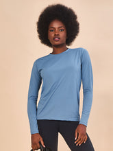 Lade das Bild in den Galerie-Viewer, Model Front: Uv Line Rashguard Longsleeve Uvpro Indigo Upf50+