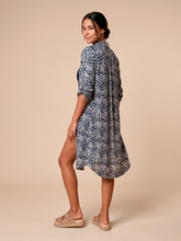 Lade das Bild in den Galerie-Viewer, Model Back: Uv Line Hemdblusenkleid Midi Chemise Tie Dye Blue Upf50+