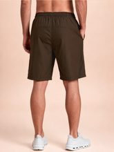 Lade das Bild in den Galerie-Viewer, Model Back: Uv Line Bermuda-Shorts Shorts New Fit Masc Brown Upf50+