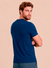 Lade das Bild in den Galerie-Viewer, Model Back: Uv Line T-Shirts Für Herren T-Shirt Uvpro Masc Cobalt Upf50+