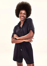 Lade das Bild in den Galerie-Viewer, Model Front: Uv Line Fitness-Shorts Shorts Fem Basic Black Upf50+