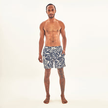 Lade das Bild in den Galerie-Viewer, Model Front: Uv Line Bermuda-Shorts Shorts Costela Aco Upf50+