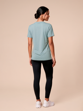 Lade das Bild in den Galerie-Viewer, Model Back: Uv Line Strandtop T-Shirt Uvpro Fem Green Water Upf50+