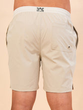 Lade das Bild in den Galerie-Viewer, Model Back: Uv Line Bermuda-Shorts Shorts Acqua Boxer Areia Upf50+