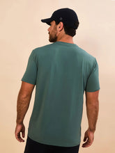 Lade das Bild in den Galerie-Viewer, Model Back: Uv Line T-Shirts Für Herren T-Shirt New Fit Textura Masc Verde Jade Upf50+
