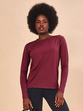 Lade das Bild in den Galerie-Viewer, Model Front: Uv Line Rashguard Longsleeve Uvpro Vermelho Quimado Upf50+
