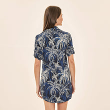 Lade das Bild in den Galerie-Viewer, Model Back: Uv Line Hemdblusenkleid Shirtdress Coqueiros Marinho Upf50+
