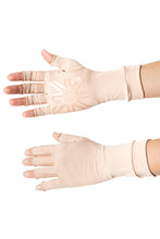Lade das Bild in den Galerie-Viewer, Model Front: Uv Line Handschuhe Medium Glove Beige Upf50+
