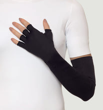 Lade das Bild in den Galerie-Viewer, Model Front: Uv Line Handschuhe Extra Long Glove Preto Upf50+
