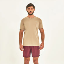 Lade das Bild in den Galerie-Viewer, Model Front: Uv Line Fitness-Top T-Shirt Sport Fit Areia Upf50+
