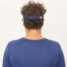 Lade das Bild in den Galerie-Viewer, Model Back: Uv Line Visor Visor Athletic Dry Fem Navy Blue Upf50+
