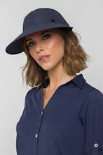 Lade das Bild in den Galerie-Viewer, Model Front: Uv Line Mützen Visor Capri Colors Nac Fem Navy Blue Upf50+
