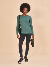 Lade das Bild in den Galerie-Viewer, Model Front: Uv Line Rashguard Longsleeve Fem New Fit Textura Verde Jade Upf50+
