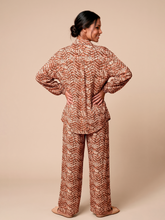 Lade das Bild in den Galerie-Viewer, Model Back: Uv Line Hemdblusenkleid Shirt Vitoria Tie Dye Pitanga Upf50+
