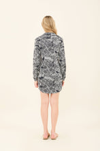 Lade das Bild in den Galerie-Viewer, Model Back: Uv Line Hemdblusenkleid Shirtdress Dalia Marinho Upf50+
