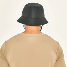 Lade das Bild in den Galerie-Viewer, Model Back: Uv Line Eimerhut Bucket Colors Preto Upf50+
