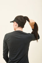 Lade das Bild in den Galerie-Viewer, Model Back: Uv Line Visor Visor Elastic Preto Upf50+
