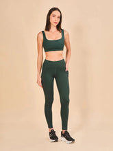 Lade das Bild in den Galerie-Viewer, Model Front: Uv Line Fitness-Shorts Legging Fit Aspen Green Cactus Upf50+
