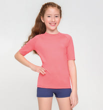 Lade das Bild in den Galerie-Viewer, Model Front: Uv Line Rashguard T-Shirt Uvpro Kids Coral Upf50+
