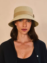 Lade das Bild in den Galerie-Viewer, Model Front: Uv Line Eimerhut Cap-Ferrat Linho Upf50+
