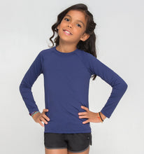 Lade das Bild in den Galerie-Viewer, Model Front: Uv Line Rashguard Longsleeve Uvpro Kids Navy Blue Upf50+
