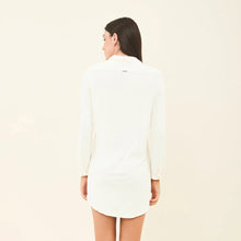 Lade das Bild in den Galerie-Viewer, Model Back: Uv Line Hemdblusenkleid Shirtdress Copenhagen Fem Off White Upf50+
