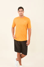 Lade das Bild in den Galerie-Viewer, Model Front: Uv Line T-Shirts Für Herren T-Shirt Uvpro Laranja Upf50+
