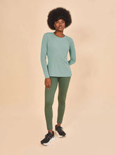 Lade das Bild in den Galerie-Viewer, Model Front: Uv Line Rashguard Longsleeve Fem New Fit Verde Agua Upf50+
