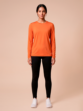 Lade das Bild in den Galerie-Viewer, Model Front: Uv Line Rashguard Longsleeve Uvpro Fem Pitanga Upf50+
