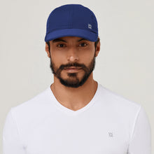 Lade das Bild in den Galerie-Viewer, Model Front: Uv Line Mützen Cap Uv Pro Masc Navy Blue Upf50+

