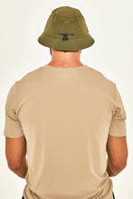 Lade das Bild in den Galerie-Viewer, Model Back: Uv Line Eimerhut Hat Toronto Colors Masc Military Green Upf50+
