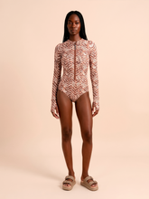 Lade das Bild in den Galerie-Viewer, Model Front: Uv Line Badeanzug Long Sleeve Swimsuit Macae Tie Dye Pitanga Upf50+
