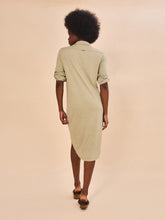 Lade das Bild in den Galerie-Viewer, Model Back: Uv Line Hemdblusenkleid Shirtdress Copenhagen Mescla Areia Upf50+
