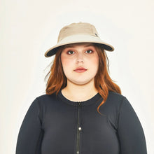 Lade das Bild in den Galerie-Viewer, Model Front: Uv Line Mützen Visor Capri Colors Nac Fem Sand Black Upf50+
