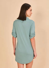 Lade das Bild in den Galerie-Viewer, Model Back: Uv Line Hemdblusenkleid Shirtdress Copenhagen Water Green Upf50+
