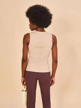 Lade das Bild in den Galerie-Viewer, Model Back: Uv Line Fitness-Top Regata Fem Ribbed Sand Upf50+
